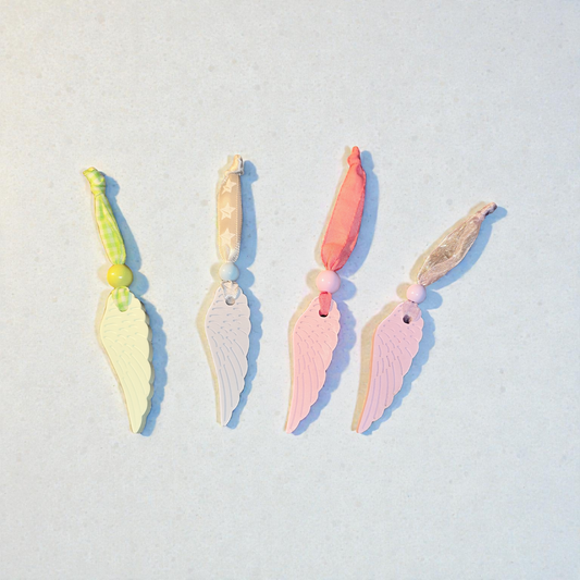 Keramikfeder Anhänger in Pastelltönen – handgegossen mit Holzperle & Band | Schutzengel Deko