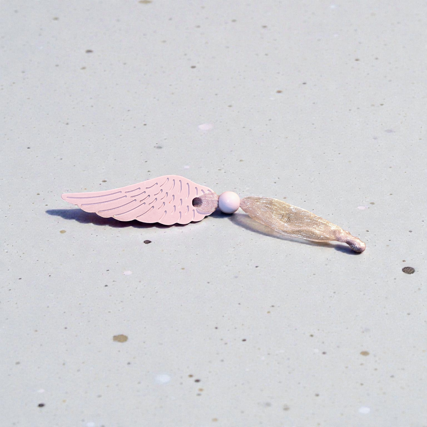 Keramikfeder Anhänger in Pastelltönen – handgegossen mit Holzperle & Band | Schutzengel Deko