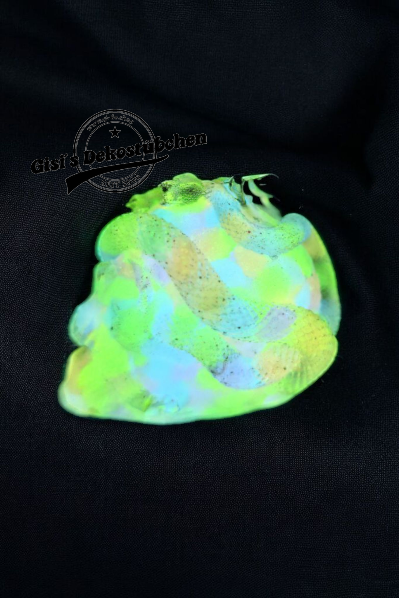 Leuchtender Totenkopf mit Schlangen