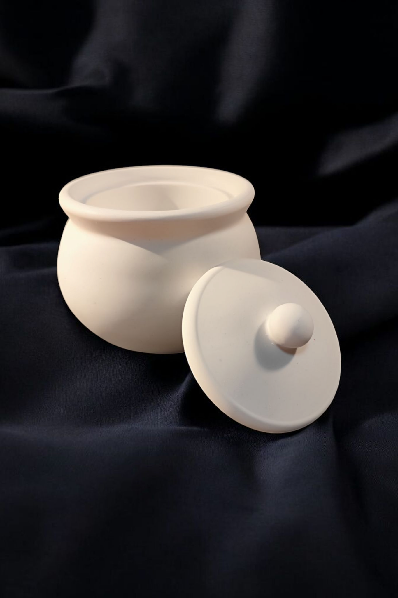 Liebevoll gefertigte Keramikdose mit Deckel