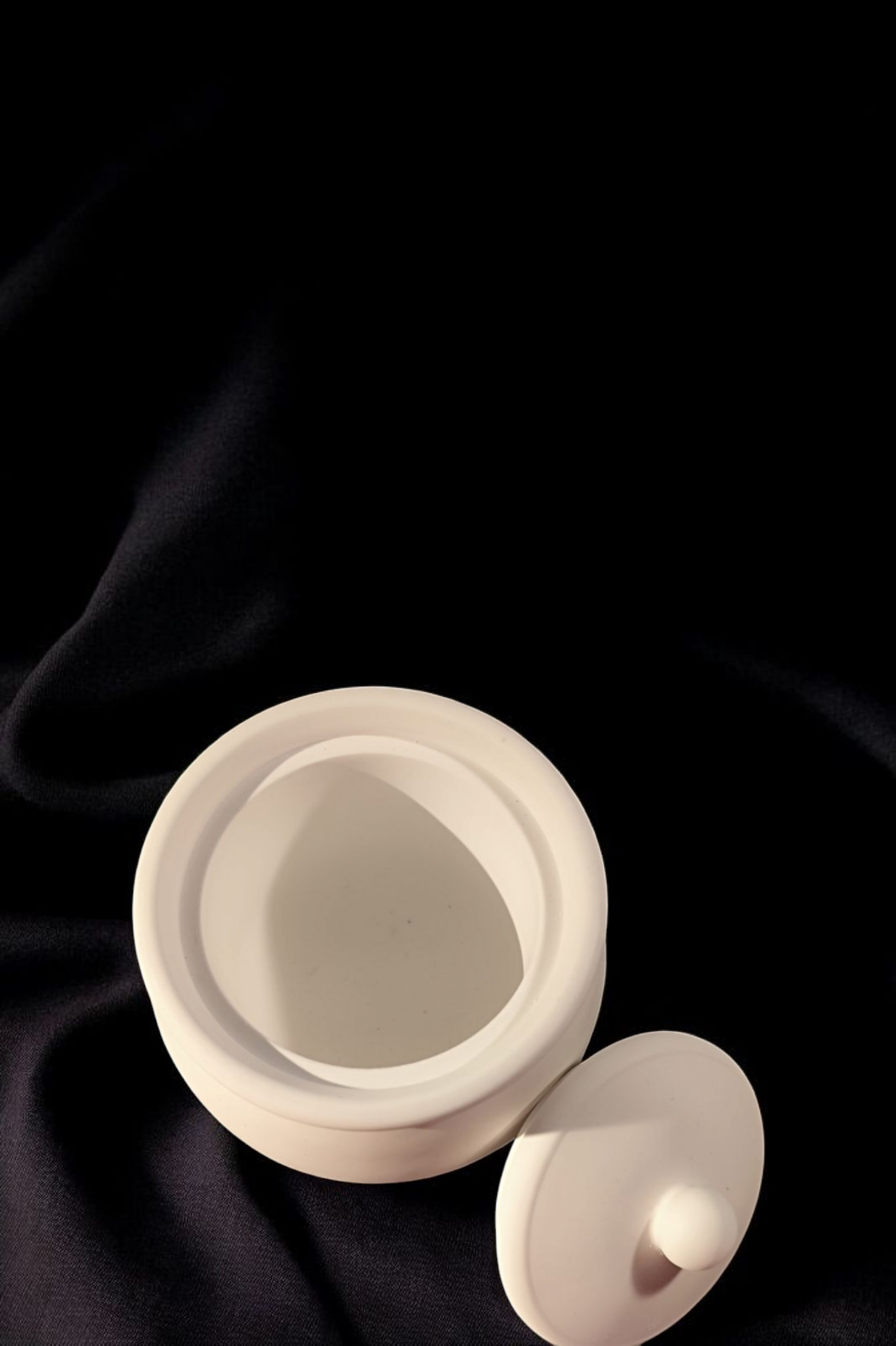 Liebevoll gefertigte Keramikdose mit Deckel