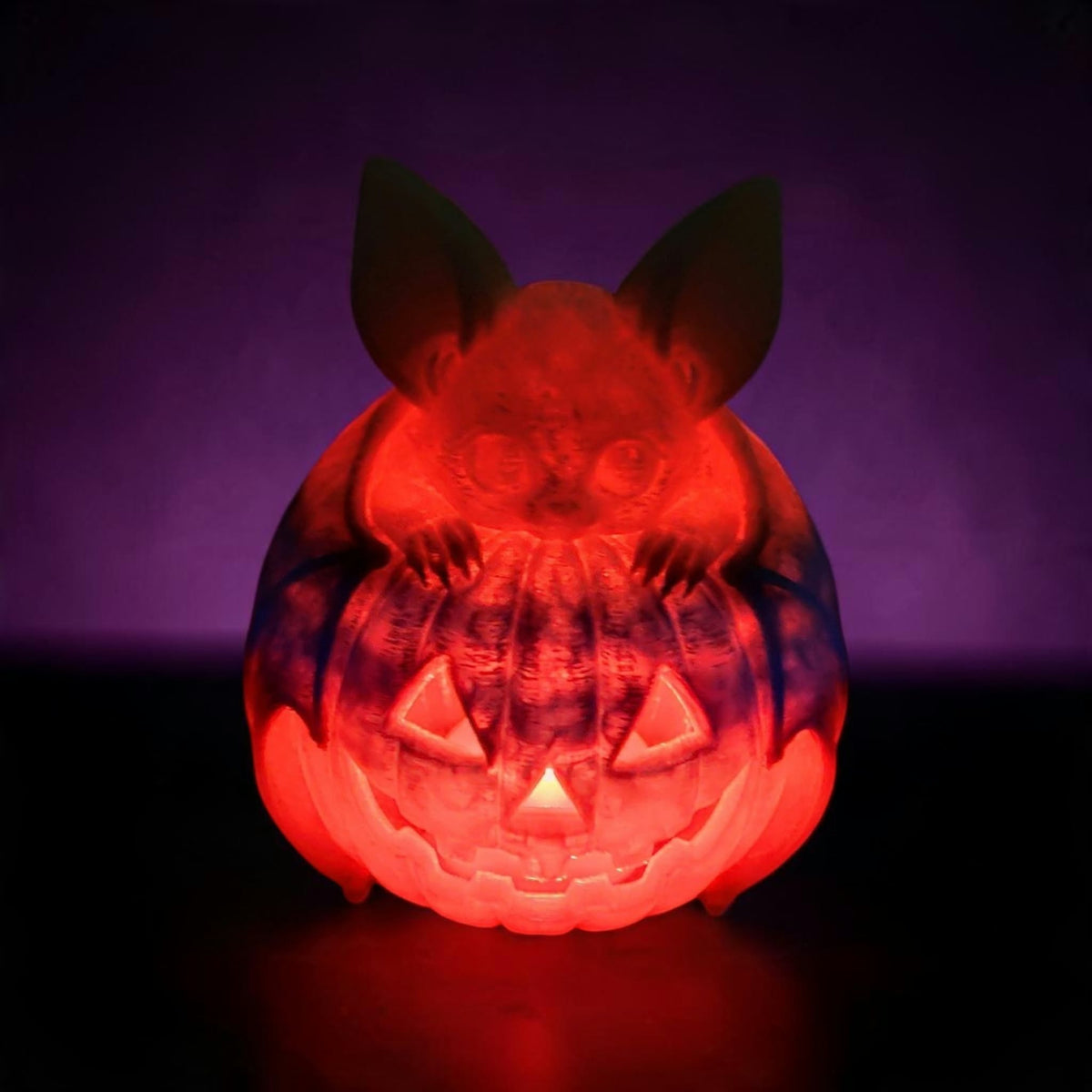 Niedliche Fledermaus auf Halloween-Kürbis – 3D-gedruckter LED-Teelichthalter in Wunschfarbe
