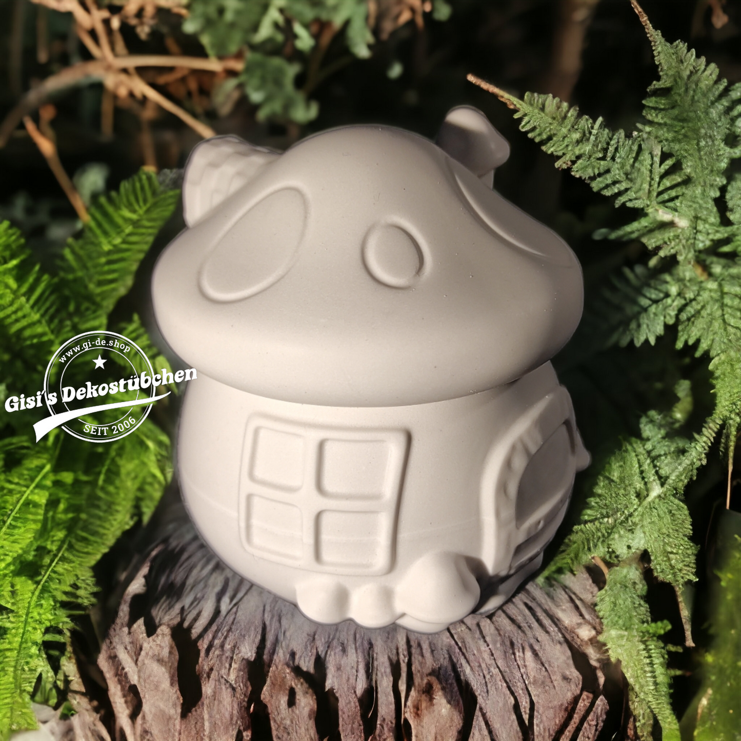 Niedlicher Keramik Pilz als Dose mit Tür und Schornstein.