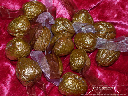 Nuss mit Überraschung Nüsse glänzend