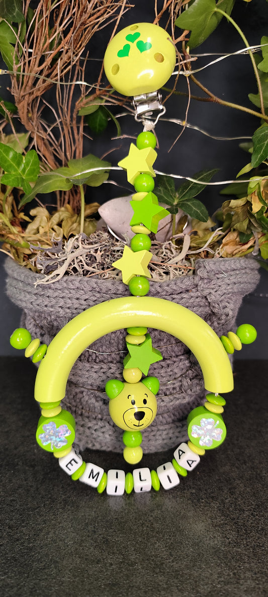 Personalisierter Spielclip Grün mit Stern, Teddy und Kleeblatt – Kinderwagenanhänger mit Namen