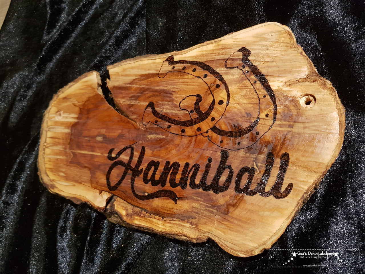 Rindenscheiben als Tür- und Boxenschild Pferd