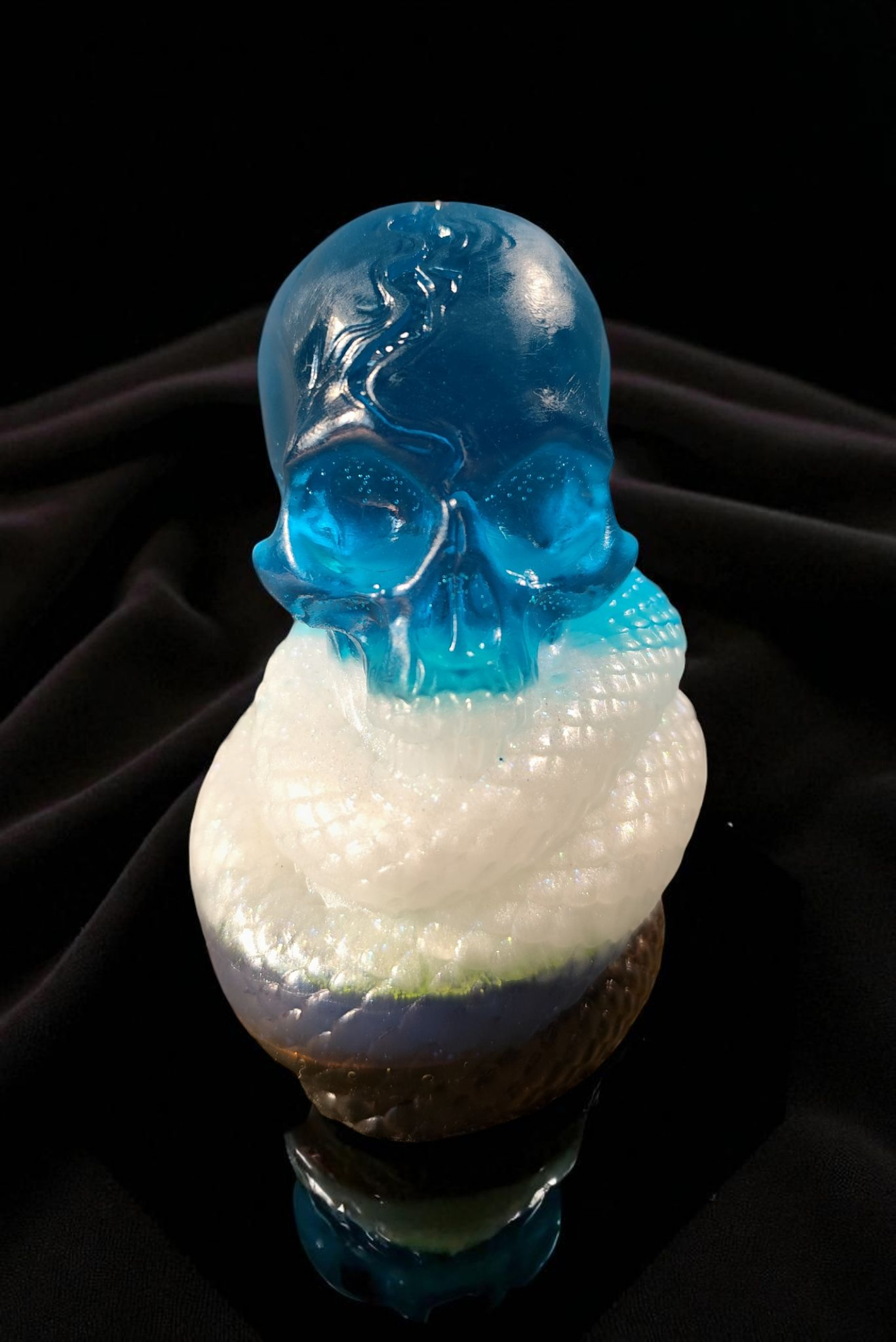 Schlangenschädel der Schattenwelt – Epoxidharz-Unikat mit Glitzerbiss