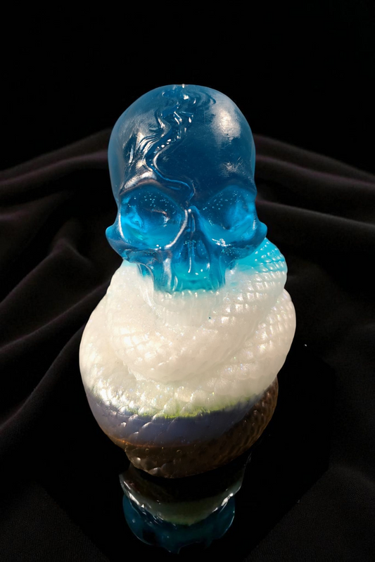 Schlangenschädel der Schattenwelt – Epoxidharz-Unikat mit Glitzerbiss