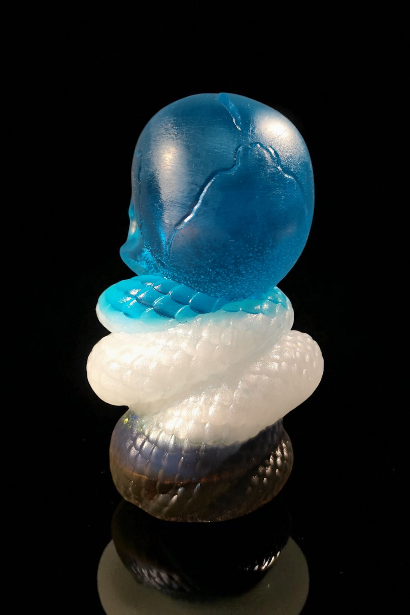 Schlangenschädel der Schattenwelt – Epoxidharz-Unikat mit Glitzerbiss