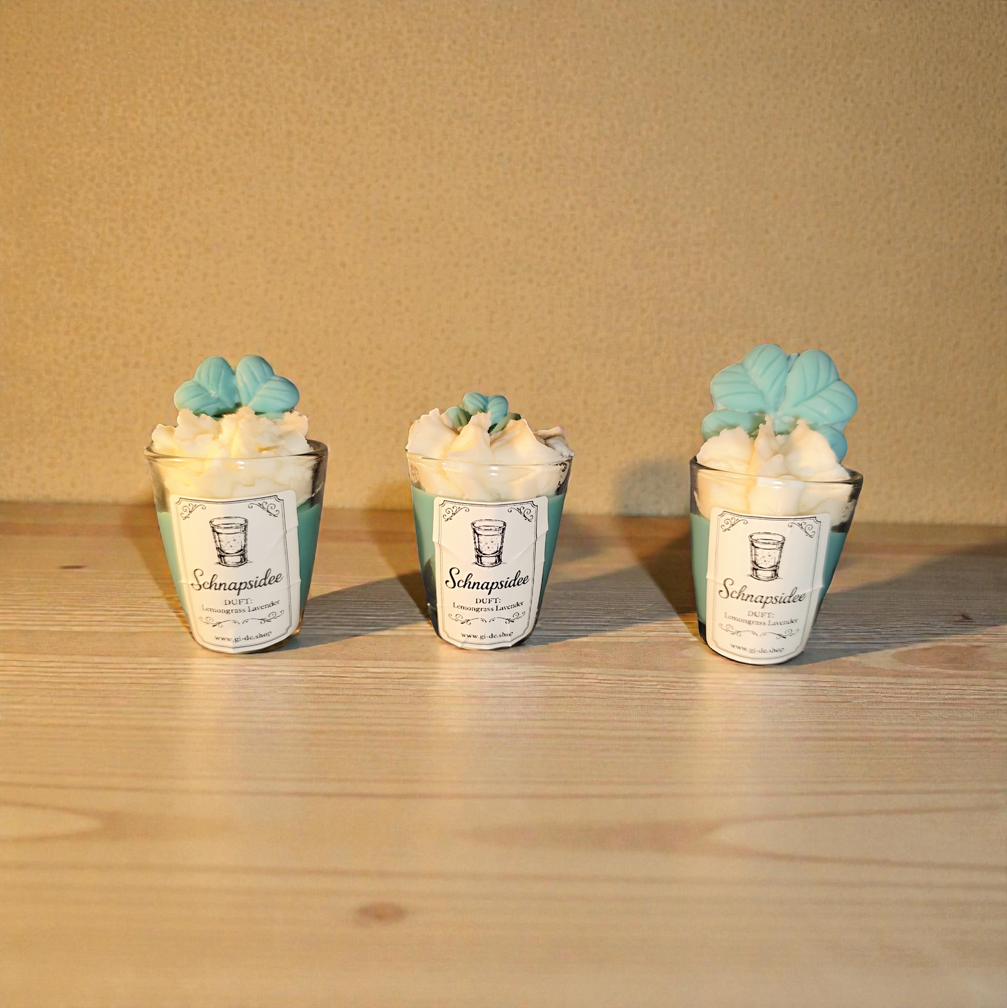 Schnapsidee Kerze im Schnapsglas aus Sojawachs – Lustige Silvester Geschenkidee mit Wunschduft & Glücksklee