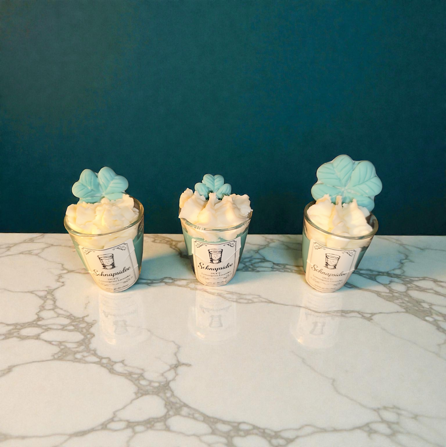 Schnapsidee Kerze im Schnapsglas aus Sojawachs – Lustige Silvester Geschenkidee mit Wunschduft & Glücksklee