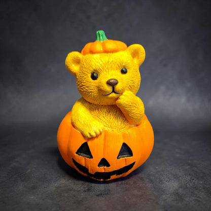 Teddy im Kürbis – handbemalte Keramikfigur | Halloween Dekoration