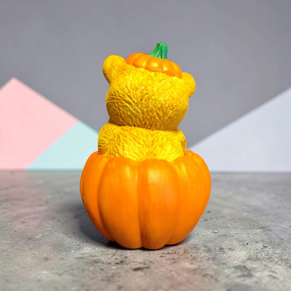 Teddy im Kürbis – handbemalte Keramikfigur | Halloween Dekoration