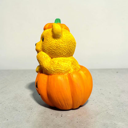 Teddy im Kürbis – handbemalte Keramikfigur | Halloween Dekoration