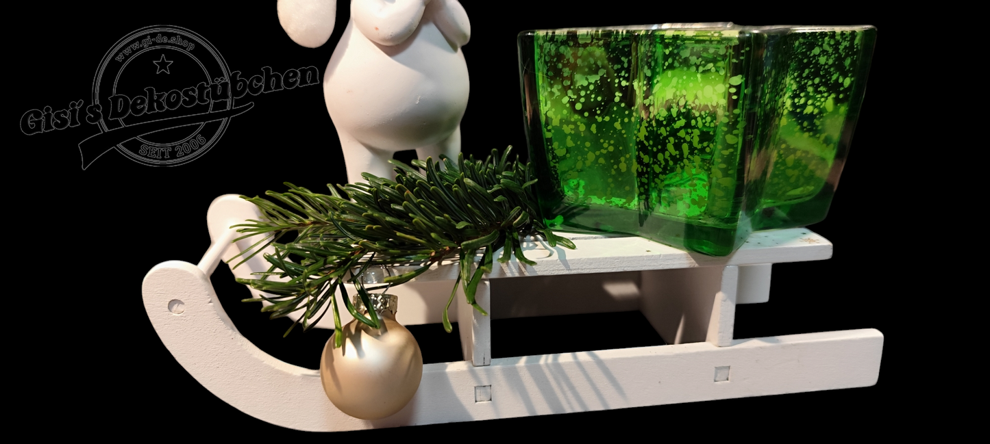 Weihnachtsdeko mit Schlitten, Schneemann, Kerze, Tannenzweige, Christbaumkugel Grün